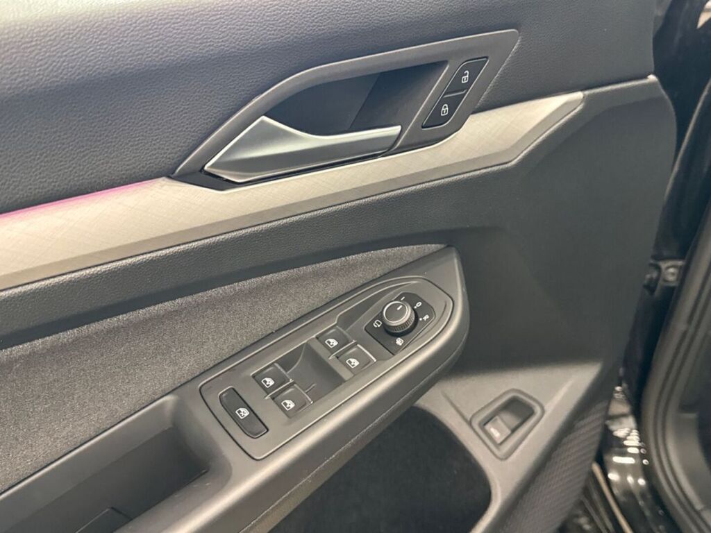 Volkswagen Golf 2025 Musta