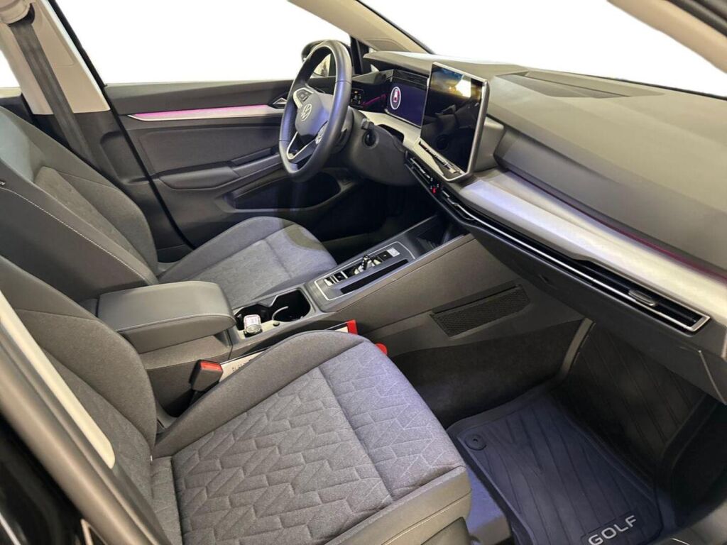 Volkswagen Golf 2025 Musta