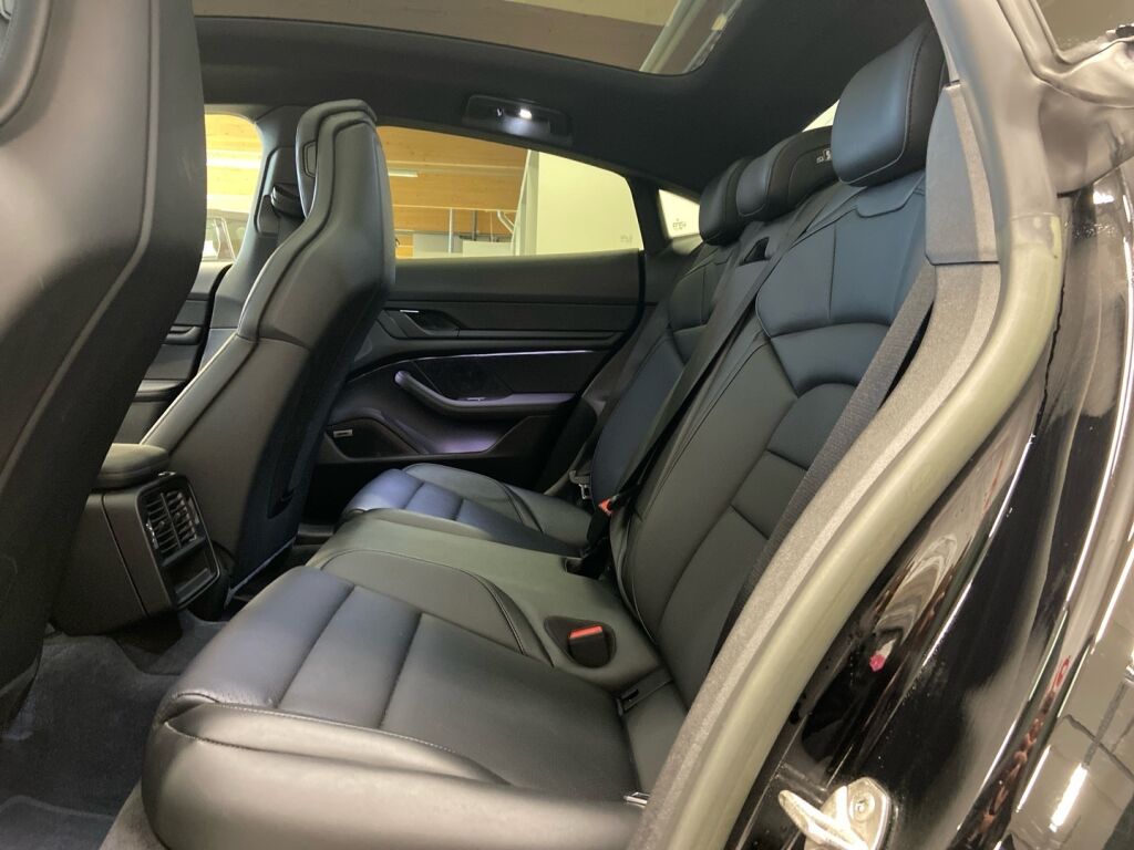 Porsche Taycan 2023 Musta