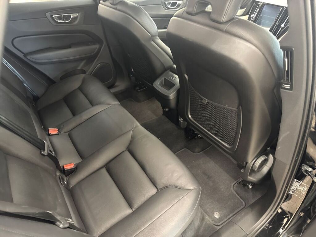 Volvo XC60 2020 Musta