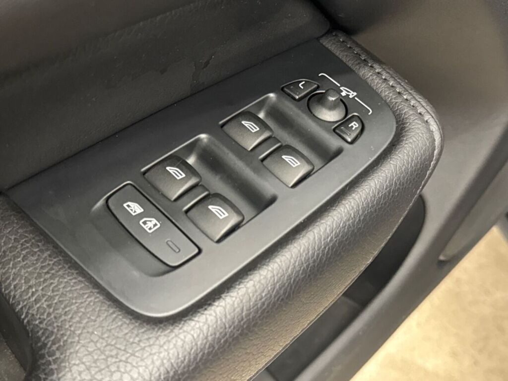 Volvo XC60 2020 Musta