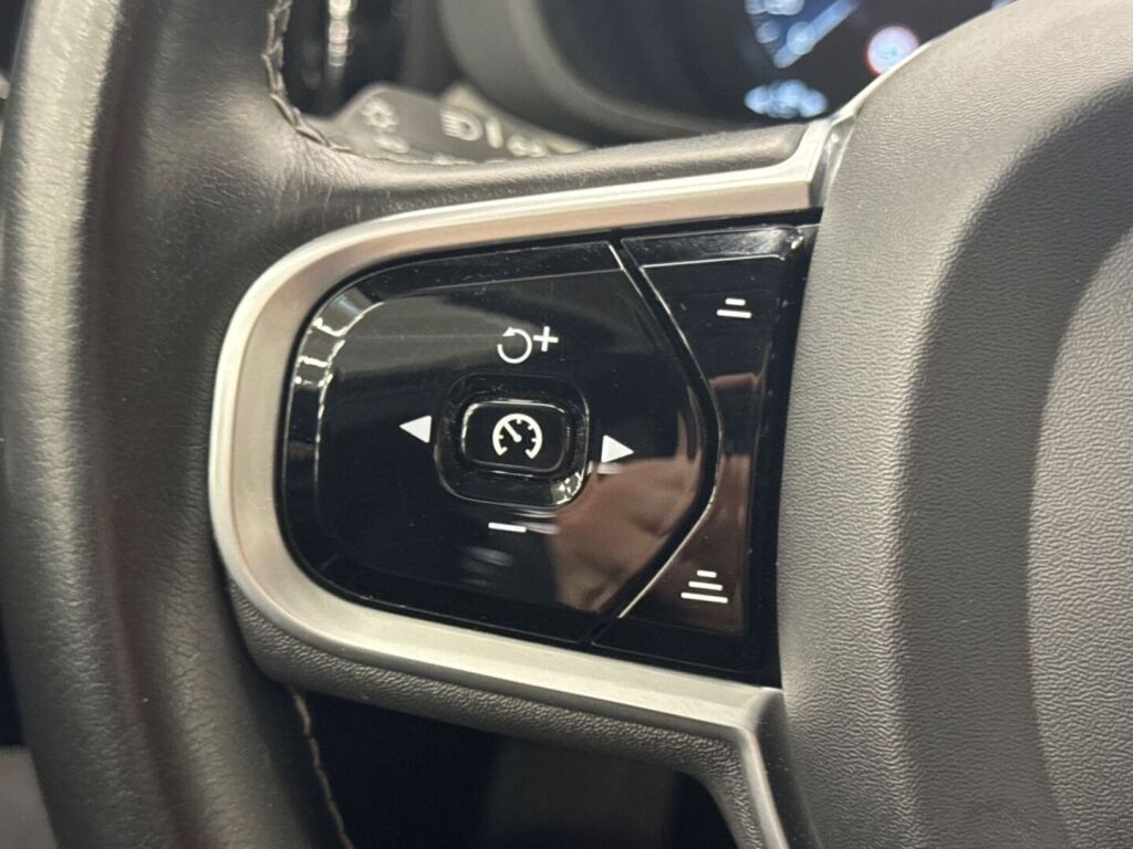 Volvo XC60 2020 Musta
