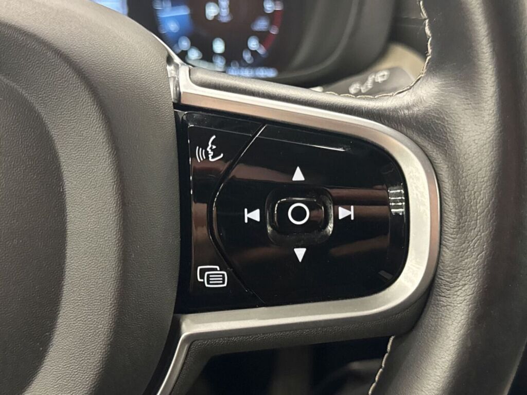 Volvo XC60 2020 Musta