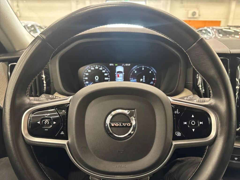 Volvo XC60 2020 Musta