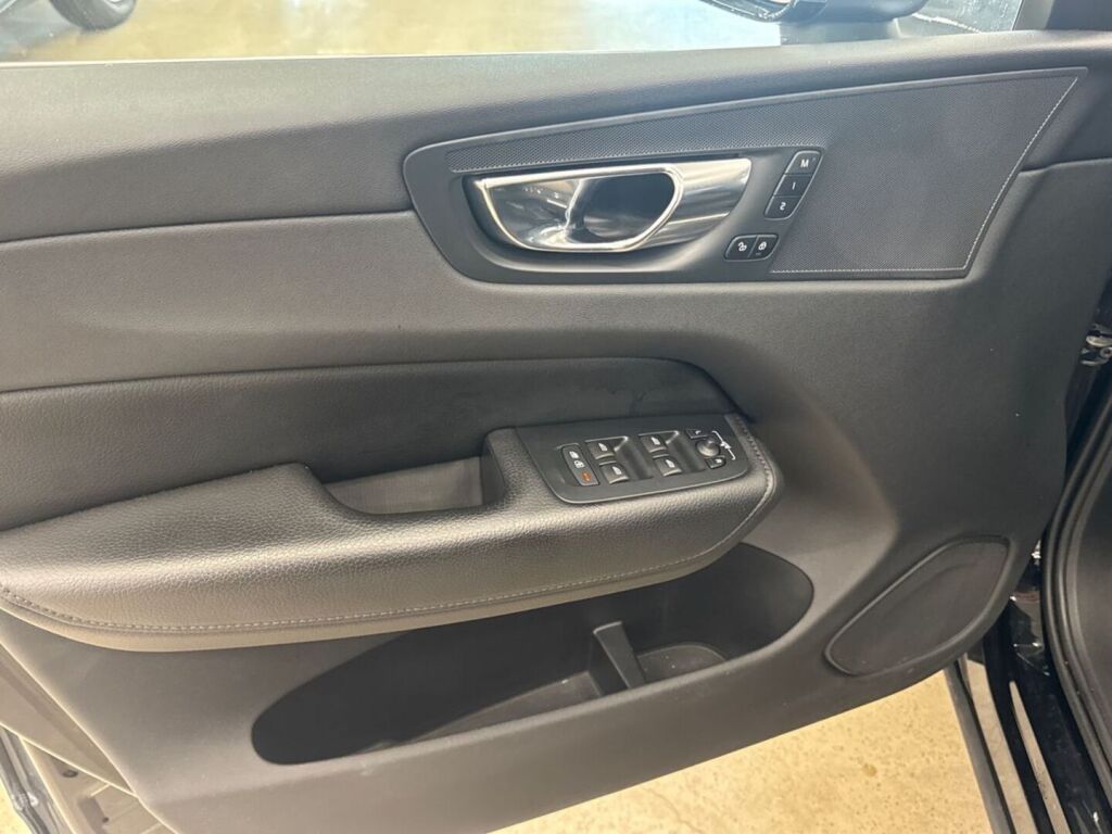 Volvo XC60 2020 Musta