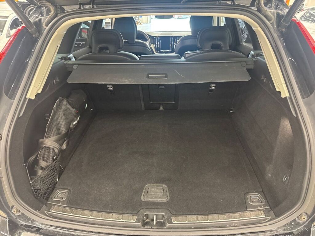 Volvo XC60 2020 Musta