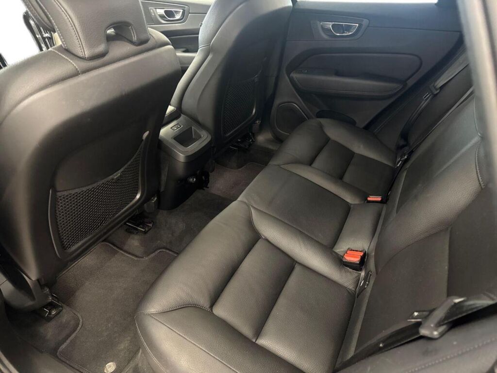 Volvo XC60 2020 Musta