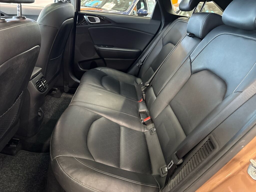 Kia Ceed 2022 Ruskea (beige)