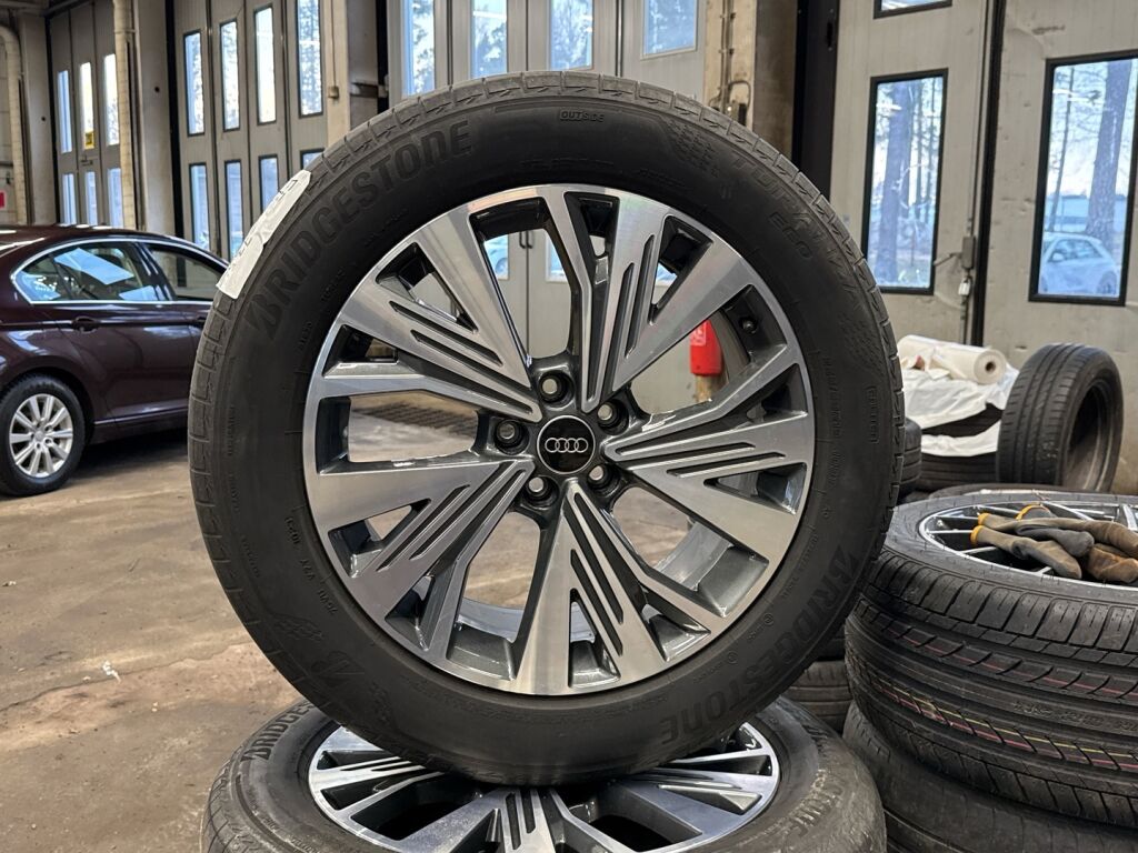 Audi Q4 e-tron 2023 Musta