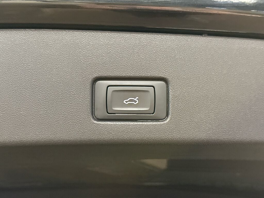 Audi Q4 e-tron 2023 Musta