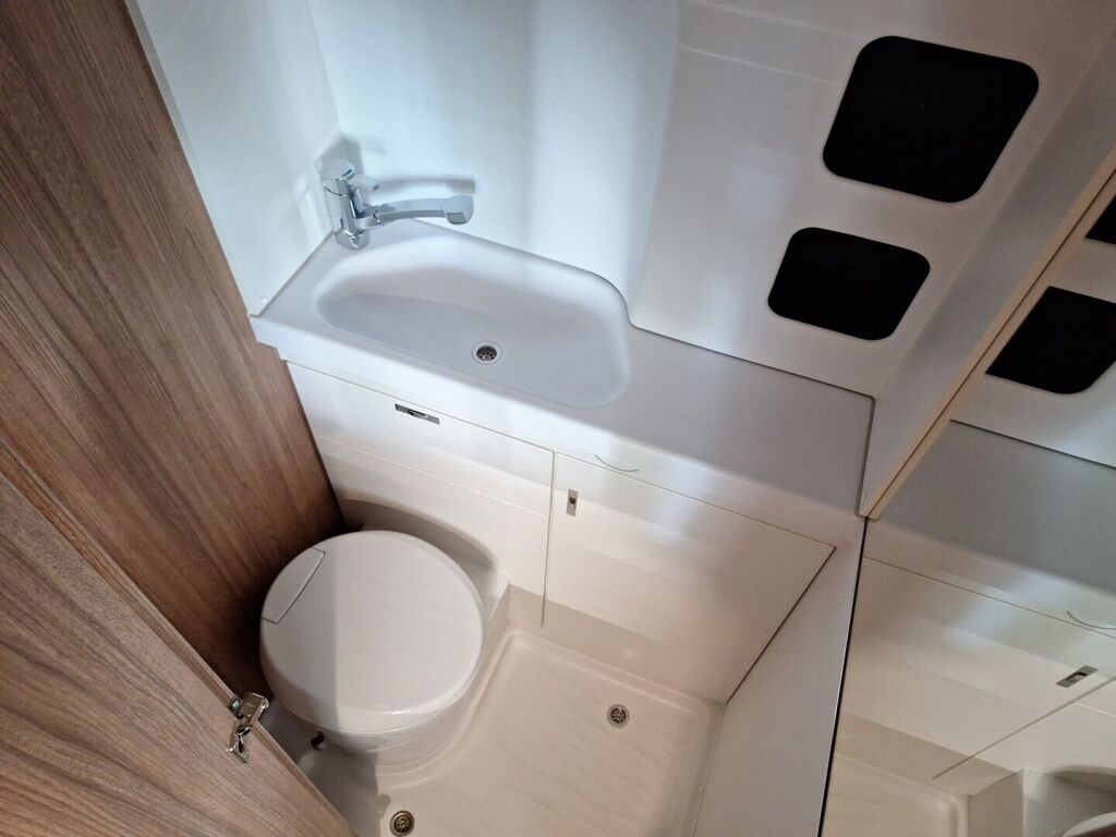 Weinsberg CARABUS 2024 Valkoinen