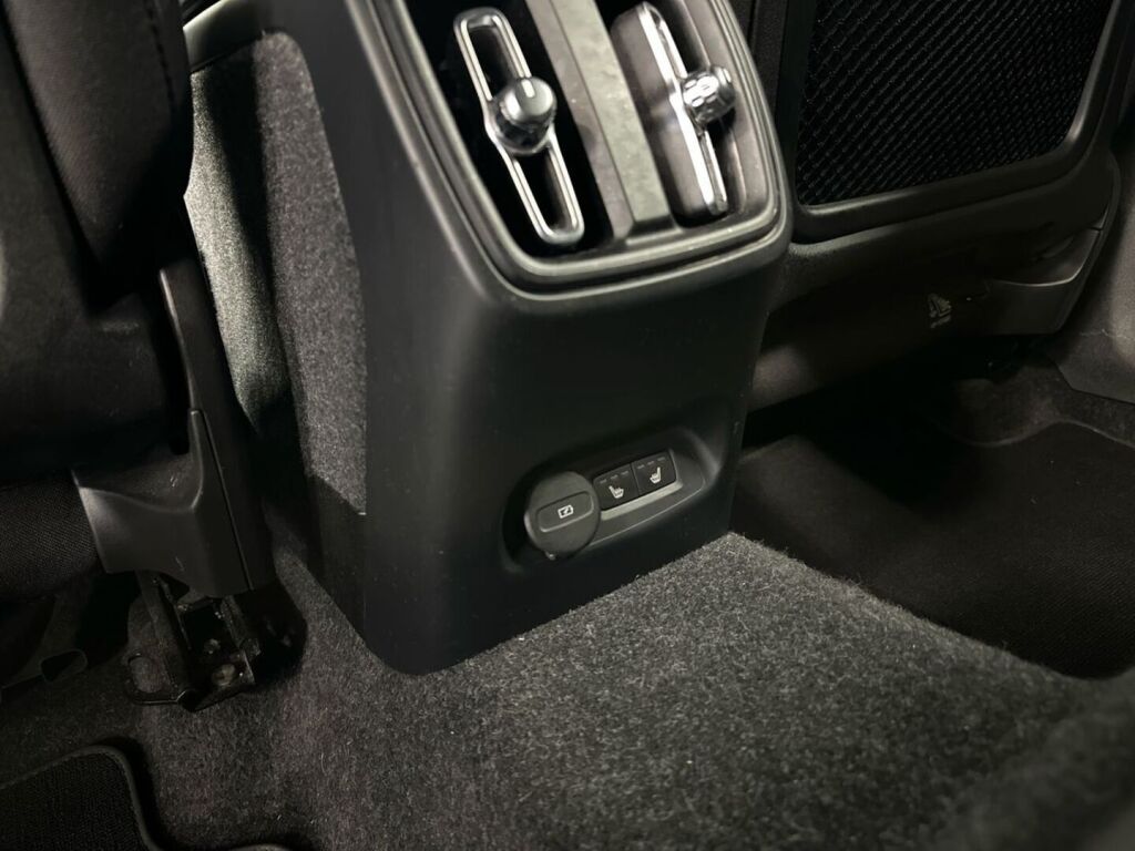 Volvo XC40 2024 Harmaa