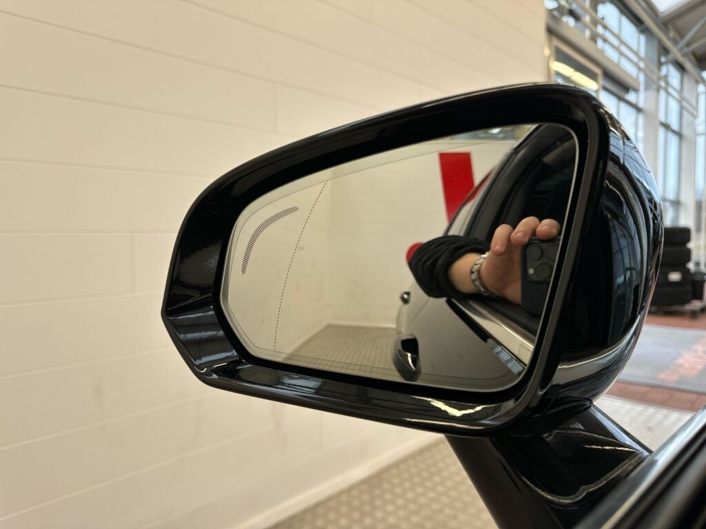 Volvo V60 2020 Musta