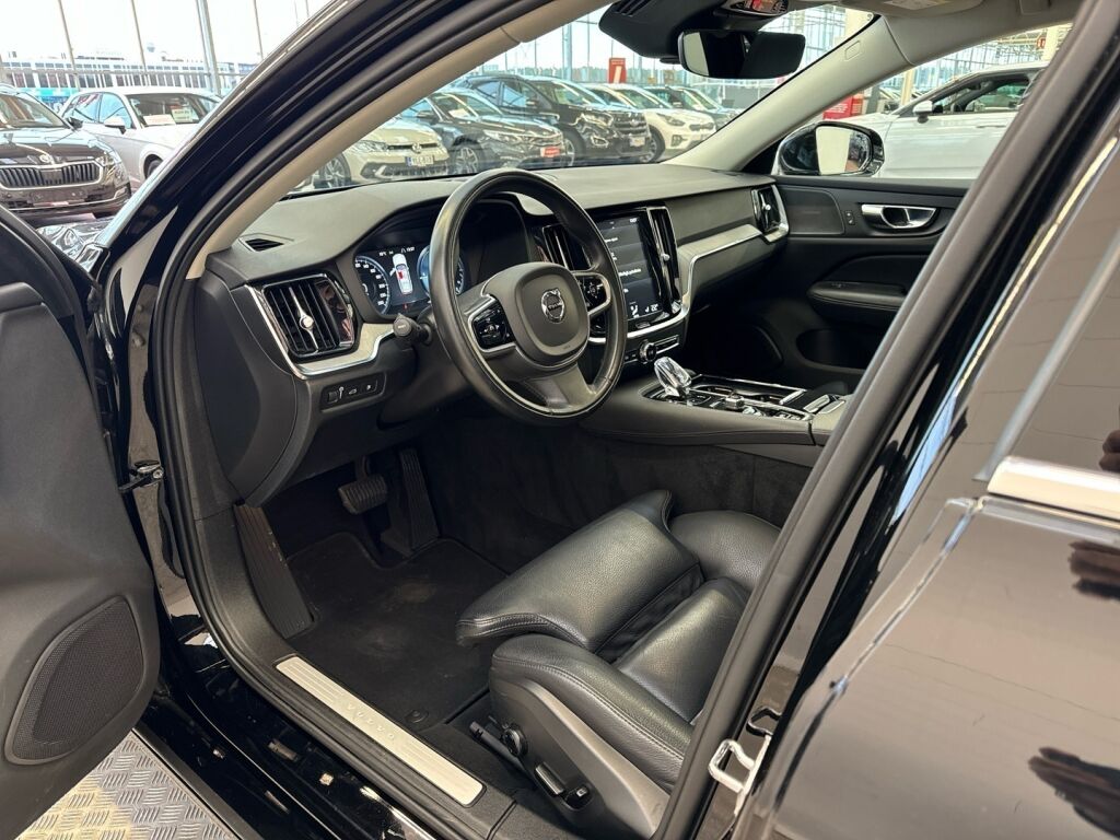 Volvo V60 2020 Musta