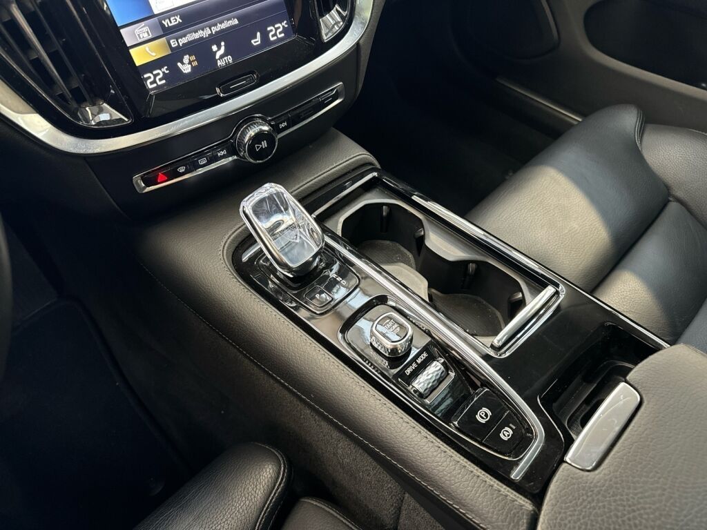 Volvo V60 2020 Musta