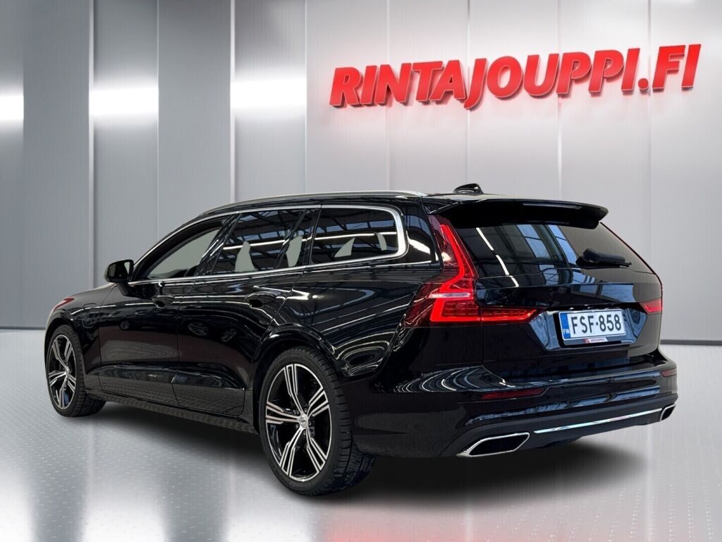 Volvo V60 2020 Musta