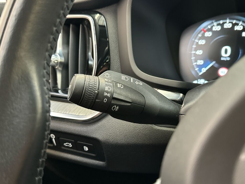 Volvo V60 2020 Musta