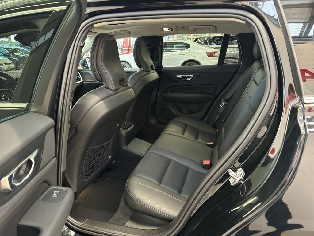 Volvo V60 2020 Musta