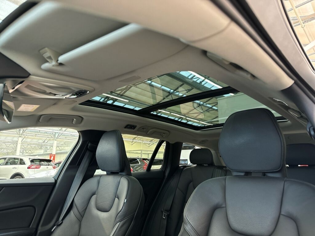 Volvo V60 2020 Musta