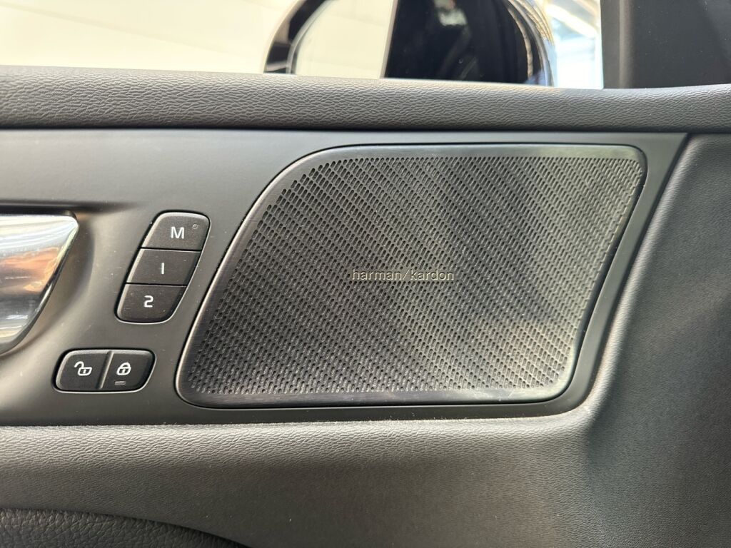 Volvo V60 2020 Musta