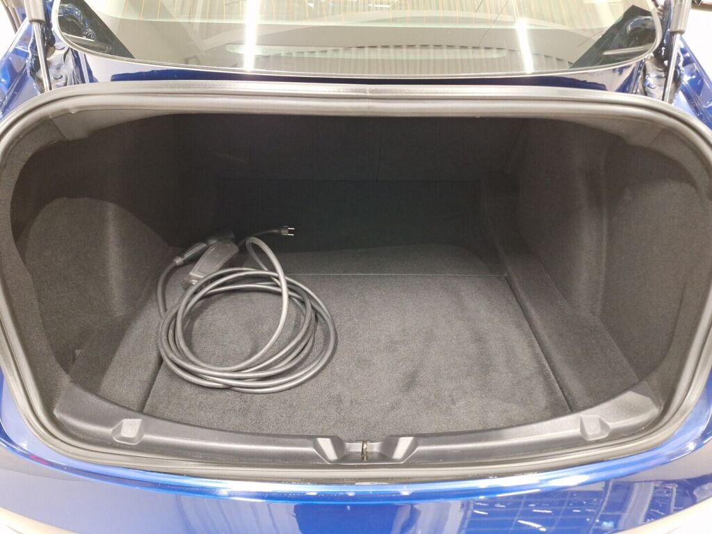 Tesla Model 3 2019 Sininen
