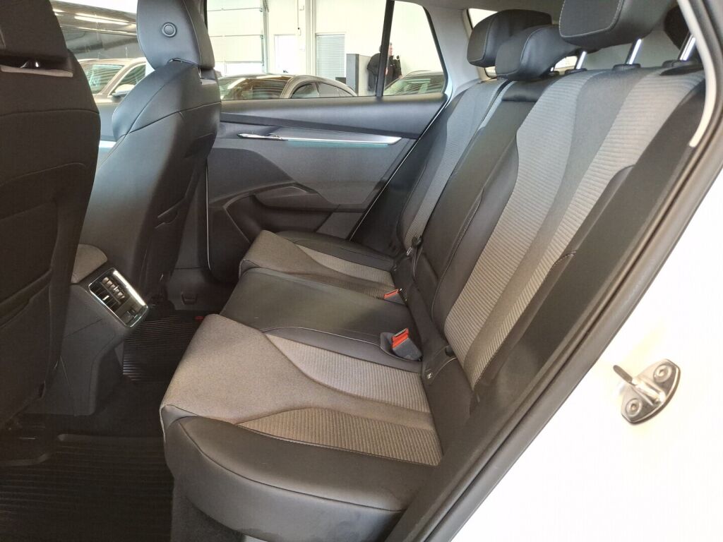 Skoda Enyaq 2023 Valkoinen