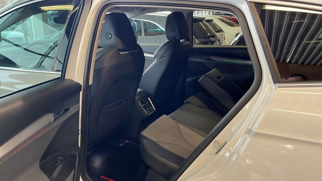 Skoda Enyaq 2023 Valkoinen