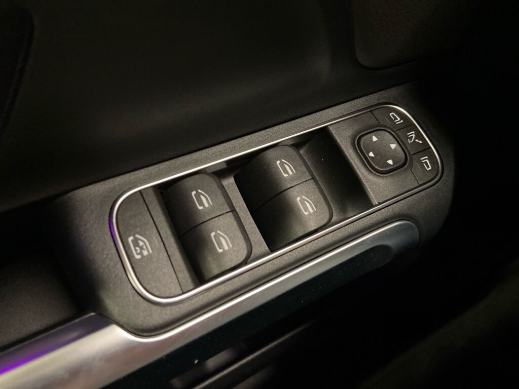 Mercedes-Benz EQB 2022 Musta