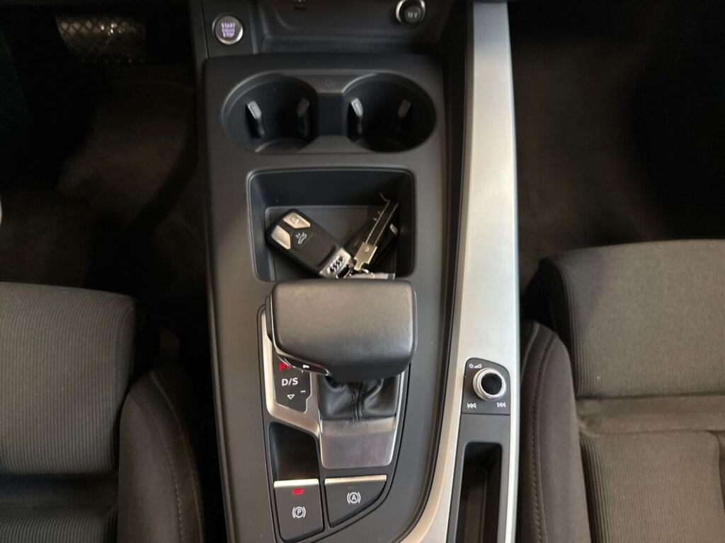 Audi A4 2023 Musta