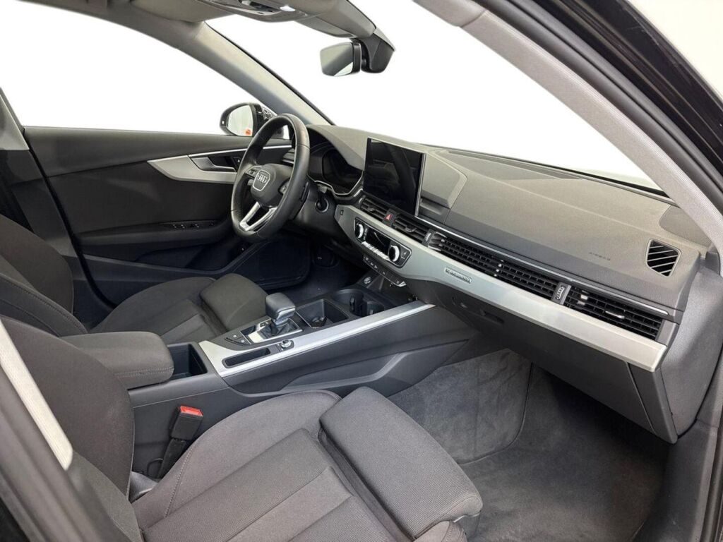 Audi A4 2023 Musta