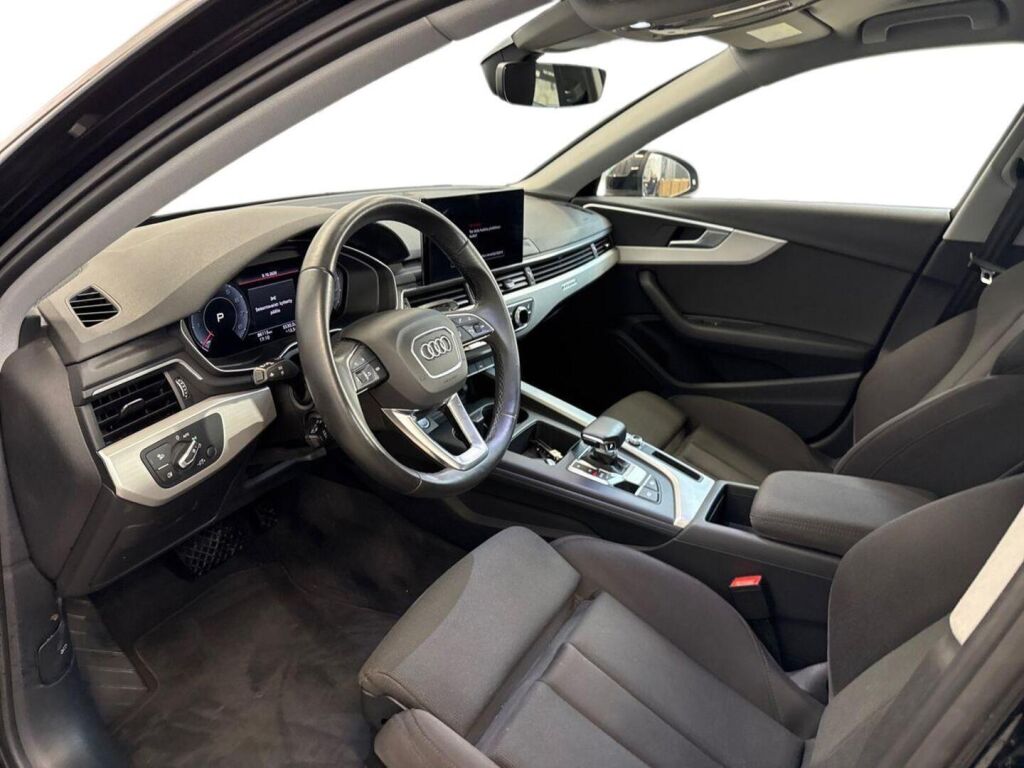 Audi A4 2023 Musta