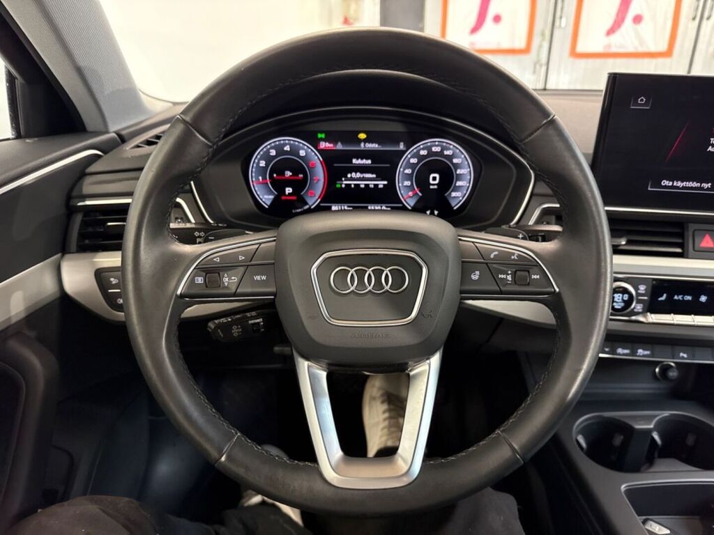 Audi A4 2023 Musta