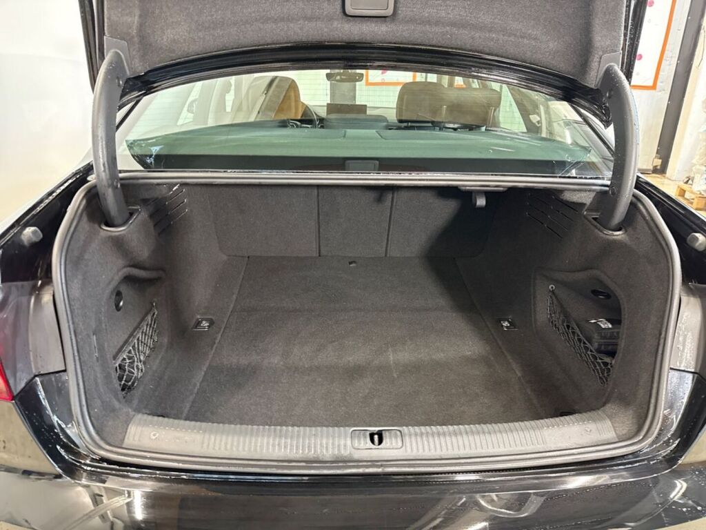 Audi A4 2023 Musta