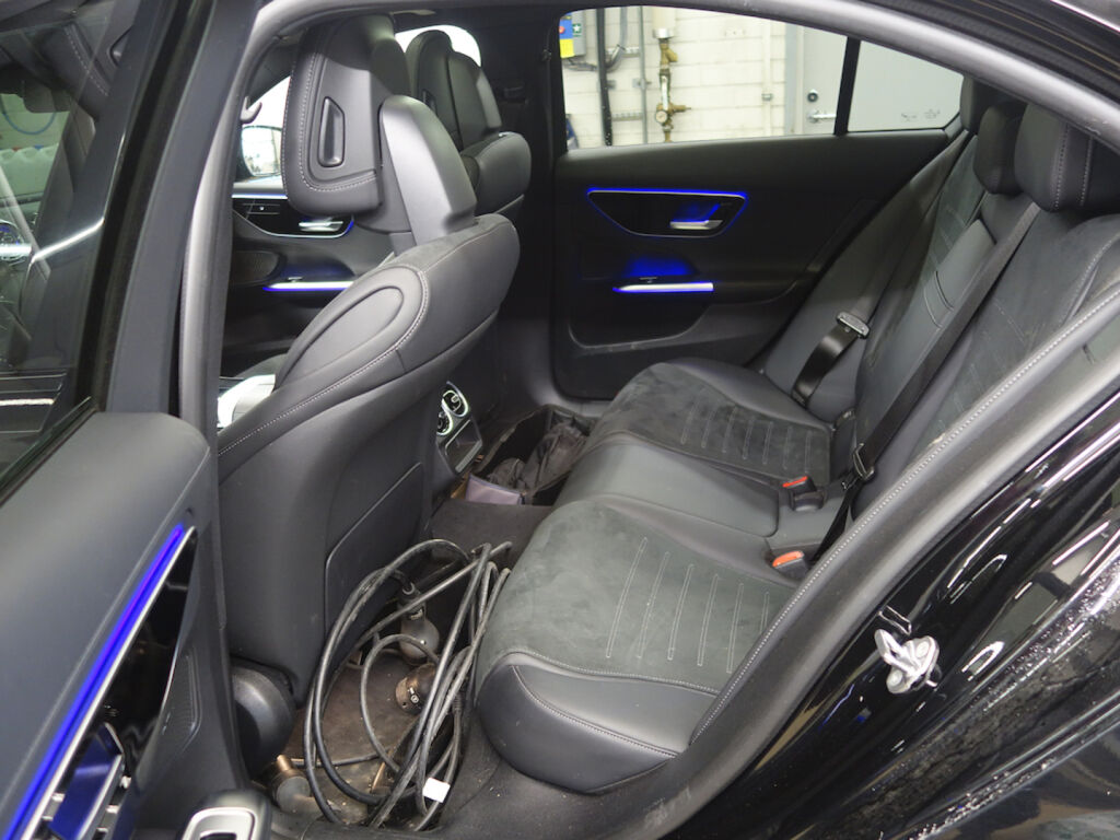 Mercedes-Benz C 2023 Musta