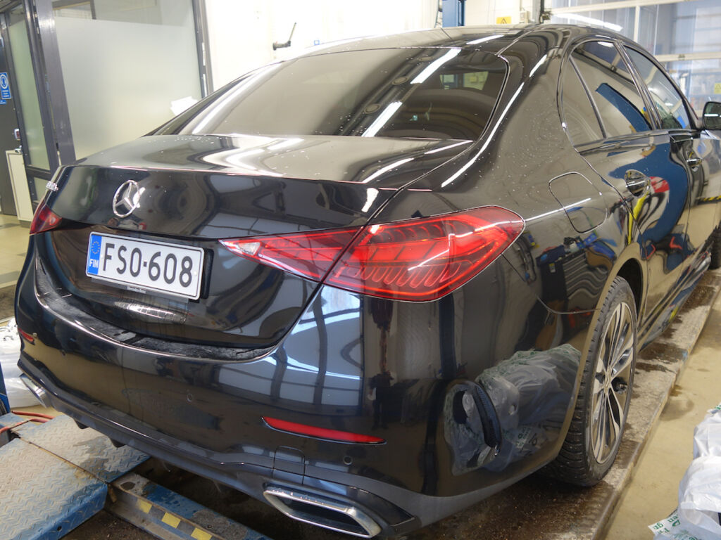 Mercedes-Benz C 2023 Musta