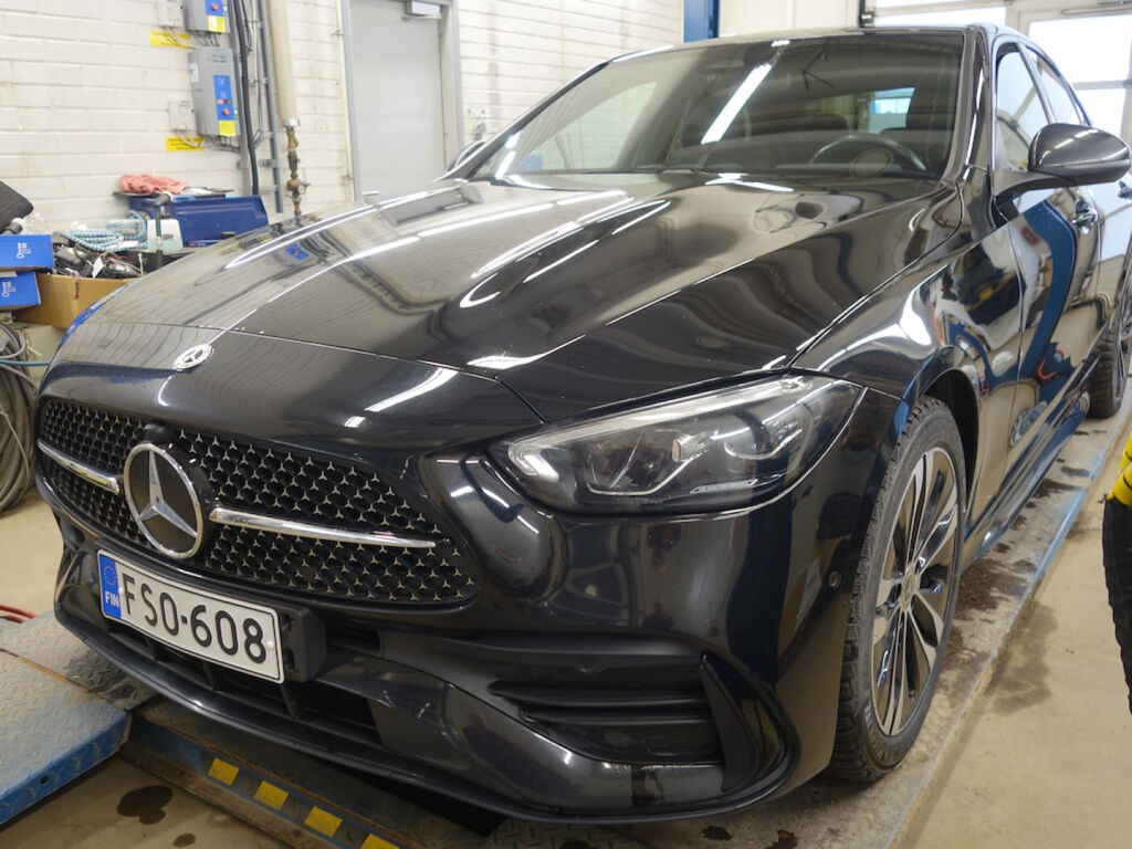 Mercedes-Benz C 2023 Musta