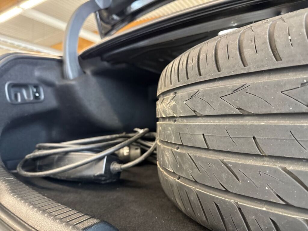 Mercedes-Benz C 2023 Musta