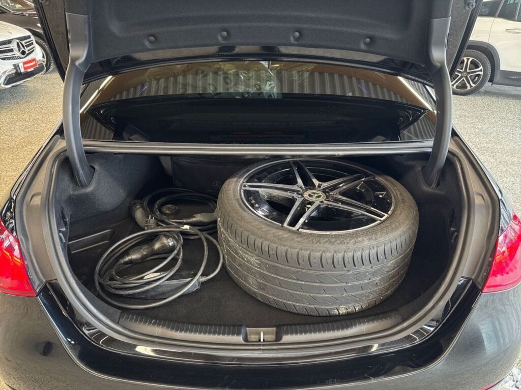 Mercedes-Benz C 2023 Musta