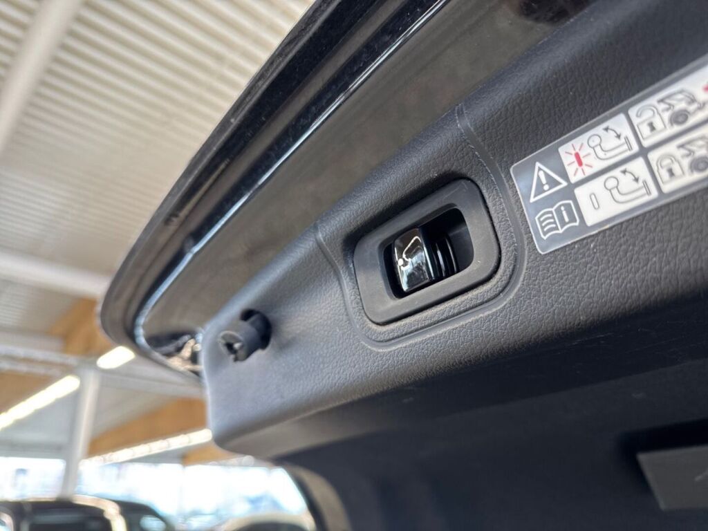 Mercedes-Benz C 2023 Musta