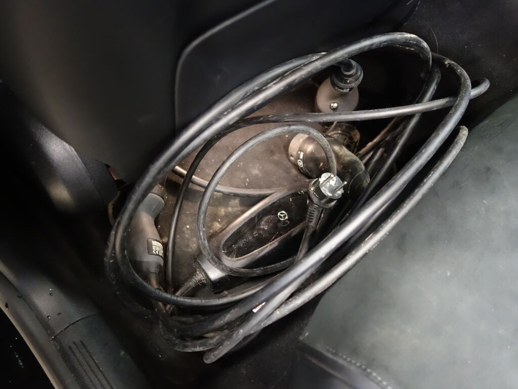 Mercedes-Benz C 2023 Musta