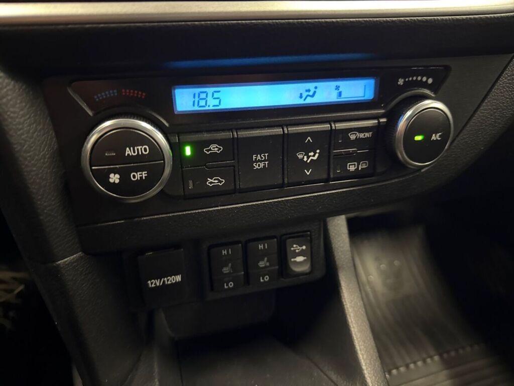 Toyota Auris 2015 Musta