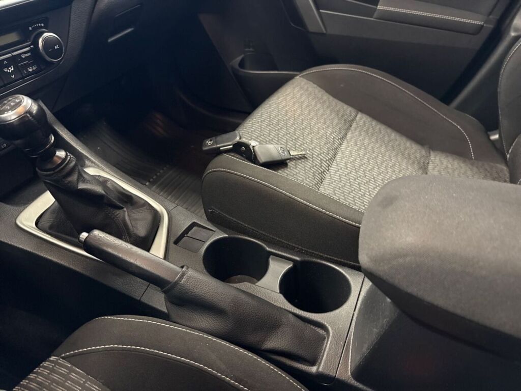 Toyota Auris 2015 Musta