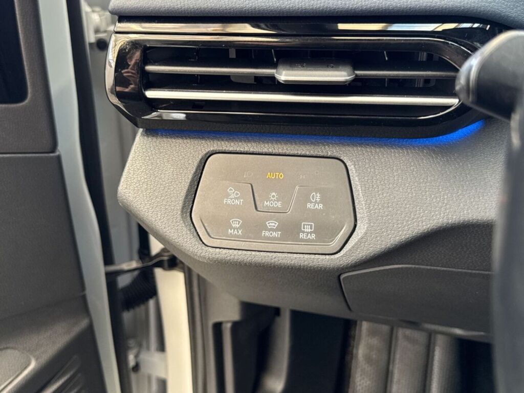 Volkswagen ID.4 2022 Metallivalkoinen / Musta katto