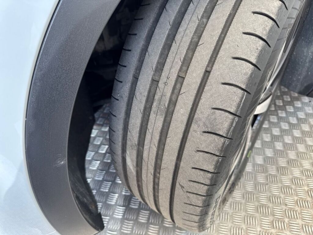 Volkswagen ID.4 2022 Metallivalkoinen / Musta katto