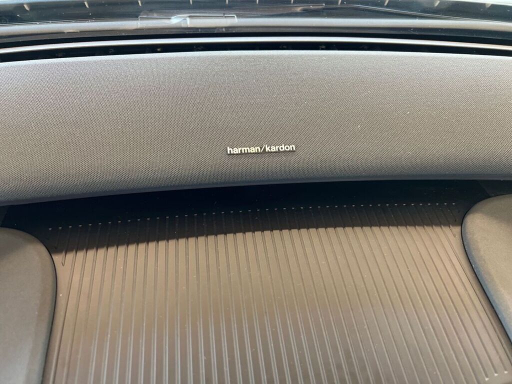 Volvo EX30 2024 Met. harmaa / musta katto