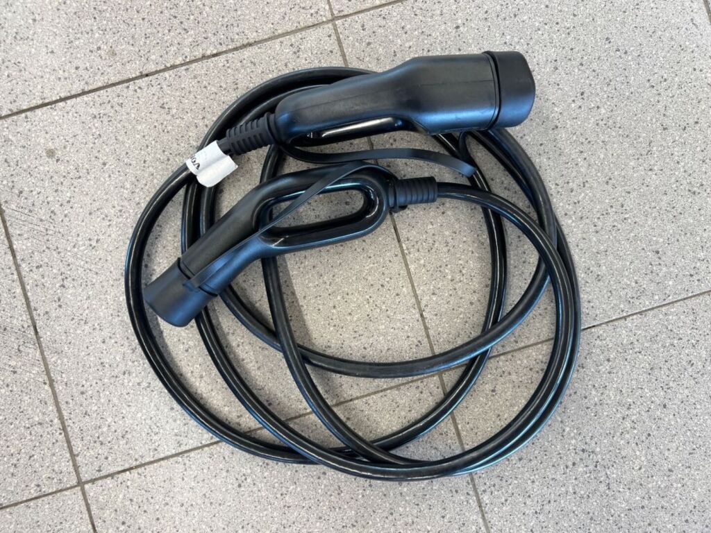 Volvo EX30 2024 Met. harmaa / musta katto