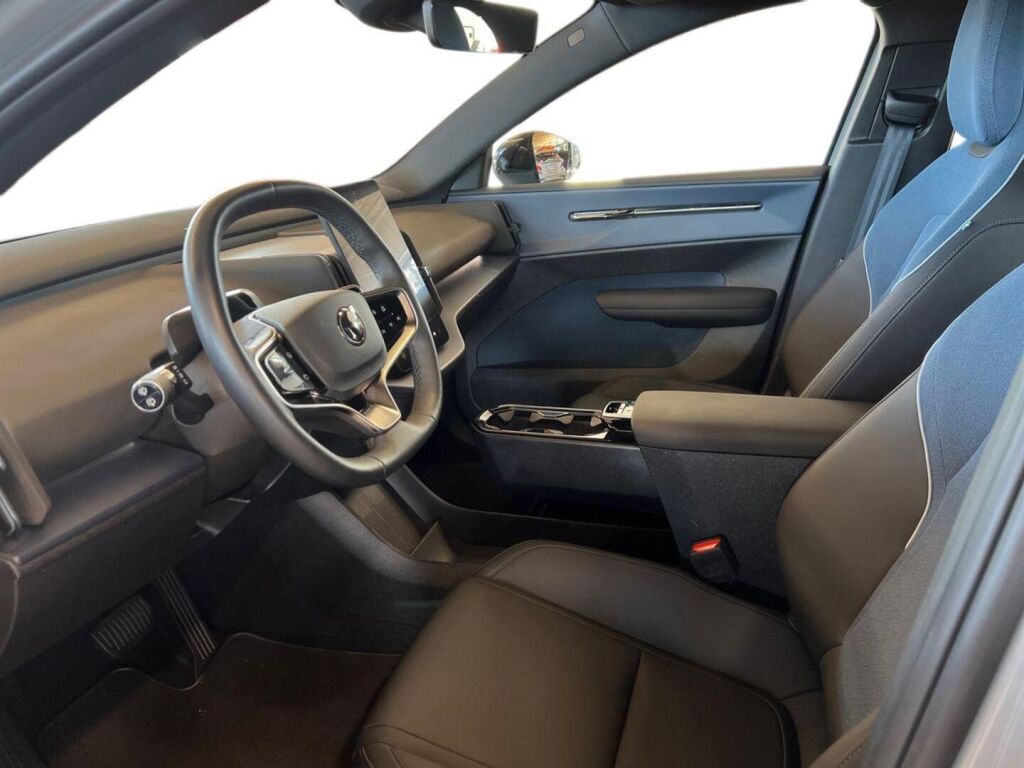 Volvo EX30 2024 Met. harmaa / musta katto