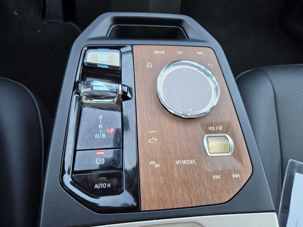 BMW iX 2022 Punainen