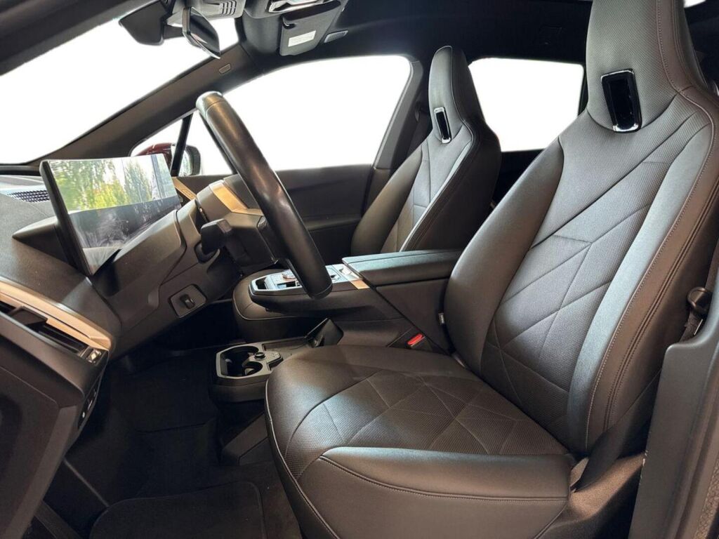 BMW iX 2022 Punainen