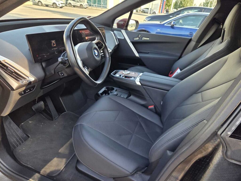 BMW iX 2022 Punainen